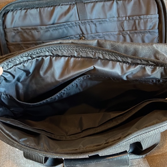 Northface Messenger Bag in Black with multiple compartments - Picture 3 of 8